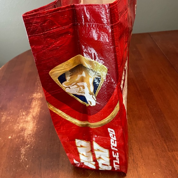 Durable plastic feed sack tote. - Picture 5 of 6